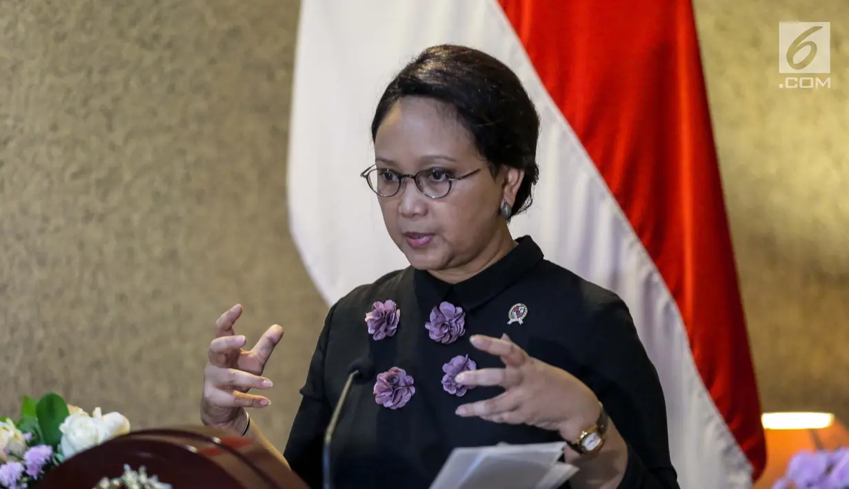 Menlu RI, Retno Marsudi memberikan informasi terkini WNI yang ada di wilayah darurat militer Marawi, Filipina di Jakarta, Selasa (30/5). Menlu Retno belum bisa mengonfirmasi laporan adanya WNI yang tewas dalam konflik tersebut (Liputan6.com/Faizal Fanani)