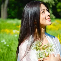 Banyak faktor yang menyebabkan rambut menjadi tidak sehat. Mulai intensitas menggunakan alat styling hingga polusi yang justru mendatangkan malapetaka pada rambut.