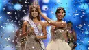Miss Valle del Cauca Valeria Morales (kiri) menerima mahkota Miss Colombia 2018 dari Laura Gonzales selama kontes kecantikan Miss Colombia di Medellin (30/9). Wanita 20 tahun ini lahir di Santiago de Cali pada 2 Januari 1998. (AFP Photo/Joaquin Sarmiento)