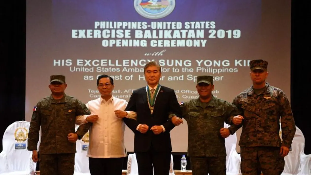 Para pejabat militer AS dan Filipina berpose dalam peresmian latihan perang antara kedua negara (AFP Photo)