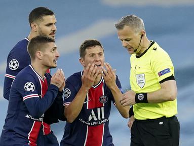 Ada kejadian yang cukup menegangkan usai laga Manchester City vs PSG pada laga leg kedua semifinal Liga Champions, Rabu (5/5/2021). (AP/Dave Thompson)