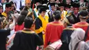 Presiden kelima RI Megawati Soekarnoputri (tengah) menuju Auditorium Universitas Negeri Padang jelang penganugerahan gelar Doktor Kehormatan, Rabu (27/9). Megawati dianugerahi gelar Doktor (HC) bidang Politik Pendidikan. (Liputan6.com/Helmi Fithriansyah)