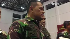 Panglima TNI Jenderal Gatot Nurmantyo mengatakan, dirinya mengutuk keras penyerangan dengan air keras yang dialami Novel Baswedan oleh orang tak dikena. TNI juga sudah menyiapkan prajurit terbaik untuk memberikan pengawalan.