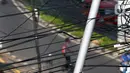 Kendaraan melintas di bawah kabel listrik dan kabel optik yang terlihat semrawut di kawasan Taman Puring, Jakarta, Jumat (3/7/2020). Tidak ada aturan yang baku membuat satu tiang listrik bisa digunakan berbagai kabel baik itu listrik ataupun optik dari berbagai provider. (Liputan6.com/Johan Tallo)