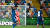 Penyerang Juventus, Cristiano Ronaldo, tampak kecewa usai kalah menghadapi Udinese pada laga lanjutan Serie A di Dacia Arena, Jumat (24/7/2020) dini hari WIB. Juventus kalah 1-2 atas Udinese. (AFP/Marco Bertorello)
