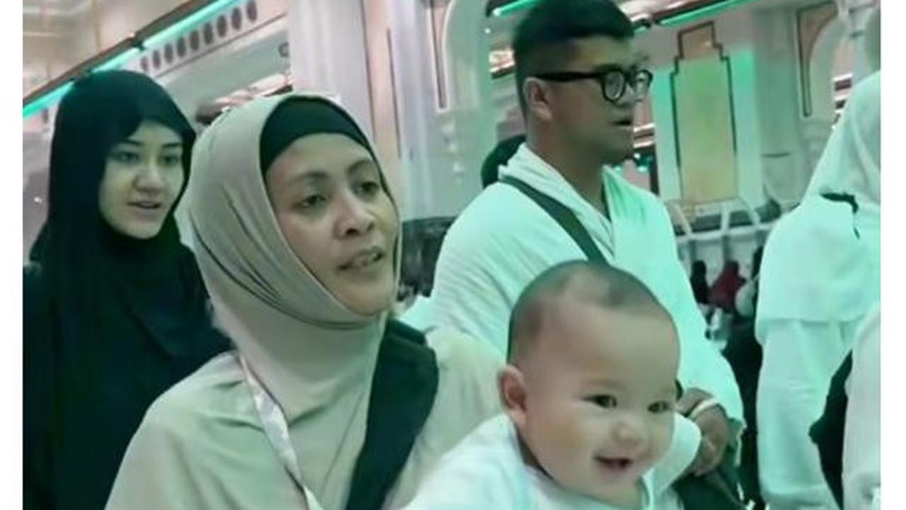6 Potret Baby Arash Umrah di Usia 6 Bulan, Aaliyah &amp; Thariq Ungkap Rasa Syukur