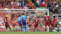 Pemain Liverpool, Roberto Firmino (3kanan) saat mencetak gol ke gawang Arsenal yang dikawal Peter Cech pada lanjutan Premier League di Anfield Stadium, Liverpool, (27/8/2017). Liverpool menang 4-0. (Peter Byrne/PA via AP)
