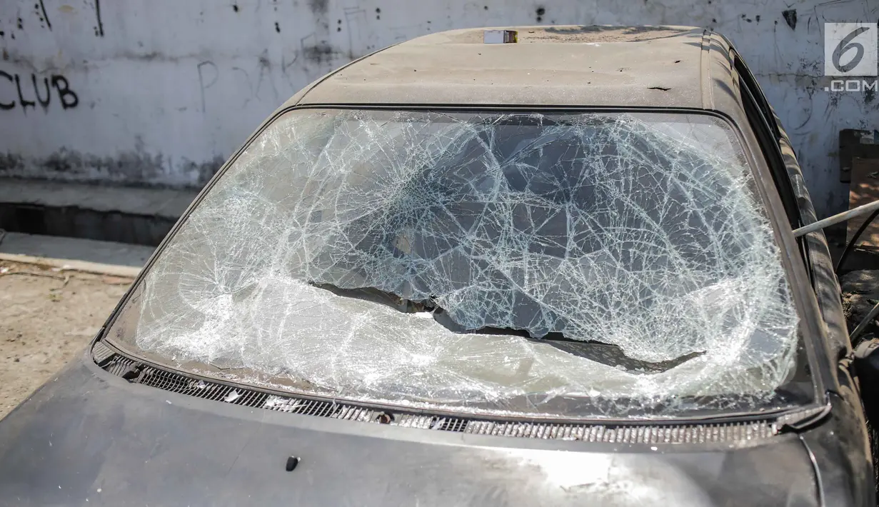 Kondisi mobil yang dibakar dan dirusak massa pasca bentrok pengunjuk rasa dan polisi di Polsek Tanah Abang, Jakarta, Selasa (1/10/2019). Mobil tersebut merupakan milik warga yang sedang diparkir. (Liputan6.com/Faizal Fanani)