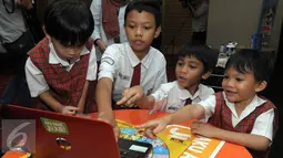 Sejumlah siswa sekolah dasar mengikuti Boardgames Antikorupsi di Auditorium KPK, Jakarta, Jumat (15/4). Boardgames Antikorupsi adalah permainan yang mendidik kejujuran sejak dini. (Liputan6.com/Helmi Afandi)