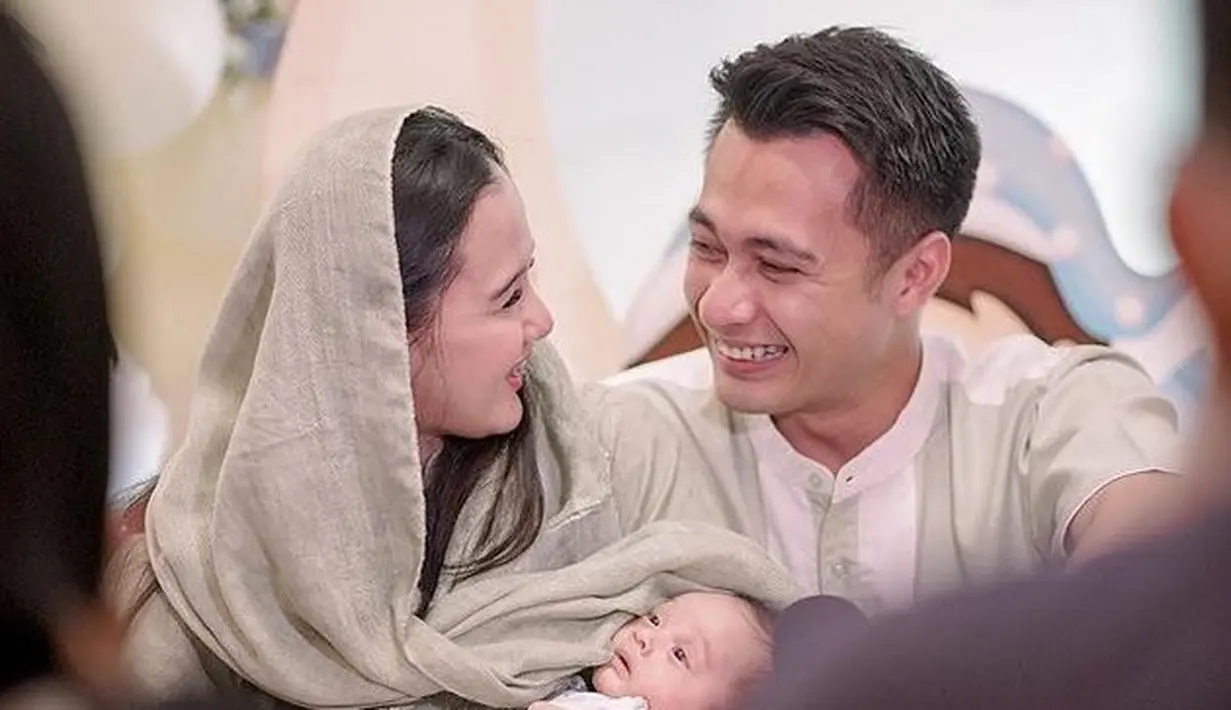 Begini manisnya Eza Gionino dan Meiza Aulia Coritha yang saling memberikan senyuman bahagia kepada satu sama lain. Baby Akshay sendiri tampak manis berada di gendongan sang bunda. (SORE PICTURE)