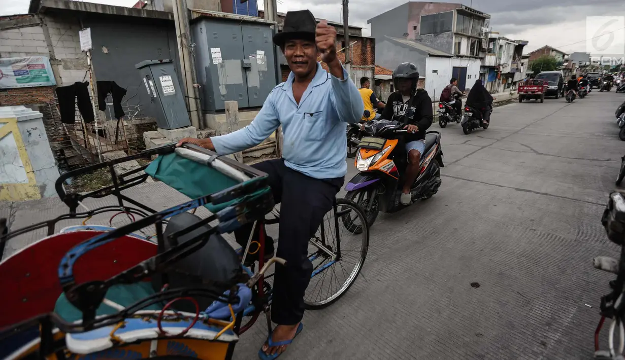 Aktifitas becak di Kampung Bahari, Tanjung Priok, Jakarta, Selasa (16/1). Anies beralasan dengan beroperasinya becak, keadilan peluang ekonomi kembali didapatkan warga yang tersingkir karena kebijakan larangan operasional. (Liputan6.com/Faizal Fanani)