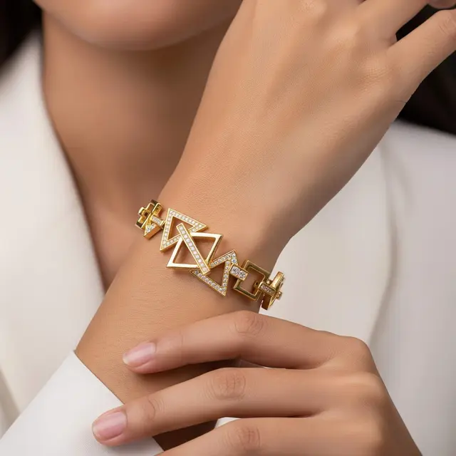 Rekomendasi Gelang Emas 22K Kombinasi Berlian Sintetis