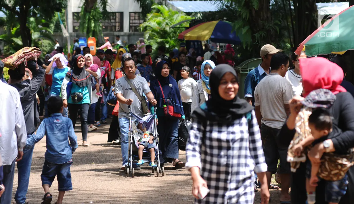 Pengunjung berjalan jalan di kawasan Kebun Binatang Ragunan, Jakarta, Selasa (26/12). Libur cuti bersama perayaan Natal 2017 dimanfaatkan warga untuk berekreasi di Kebun Binatang Ragunan Jakarta. (Liputan6.com/Helmi Fithriansyah)