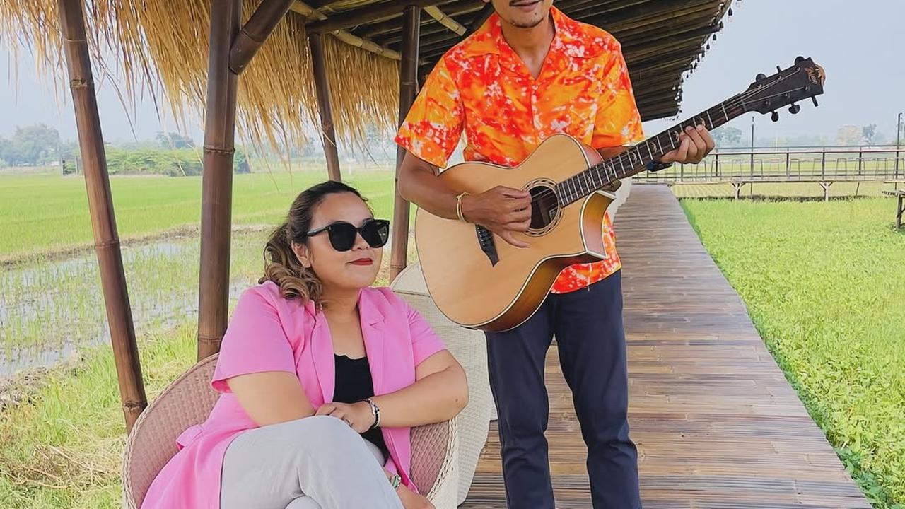 Potret Harmonis Isa Bajaj dengan Istri yang Luar Biasa, Menemani dari Dunia Entertain Hingga Pulang Kampung
