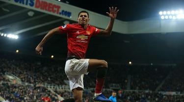 Striker Manchester United, Marcus Rashford, merayakan gol yang dicetaknya ke gawang Newcastle pada laga Premier League di Stadion St James Park, Newcastle, Rabu (2/1). Newcastle kalah 0-2 dari MU. (AFP/Lindsey Parnaby)