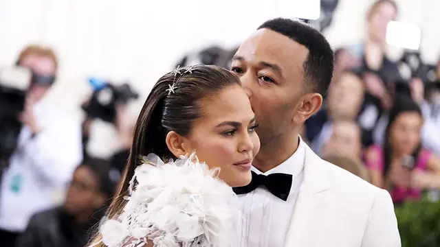 [Bintang] The Weeknd - Bella Hadid