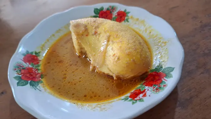 <p>Tambusu atau tembunsu adalah salah satu lauk khas Minangkabau yang diolah dari usus sapi dengan telur, tempe serta kentang, dengan gulai santan yang kental (Liputan6.com / Nefri Inge)</p>