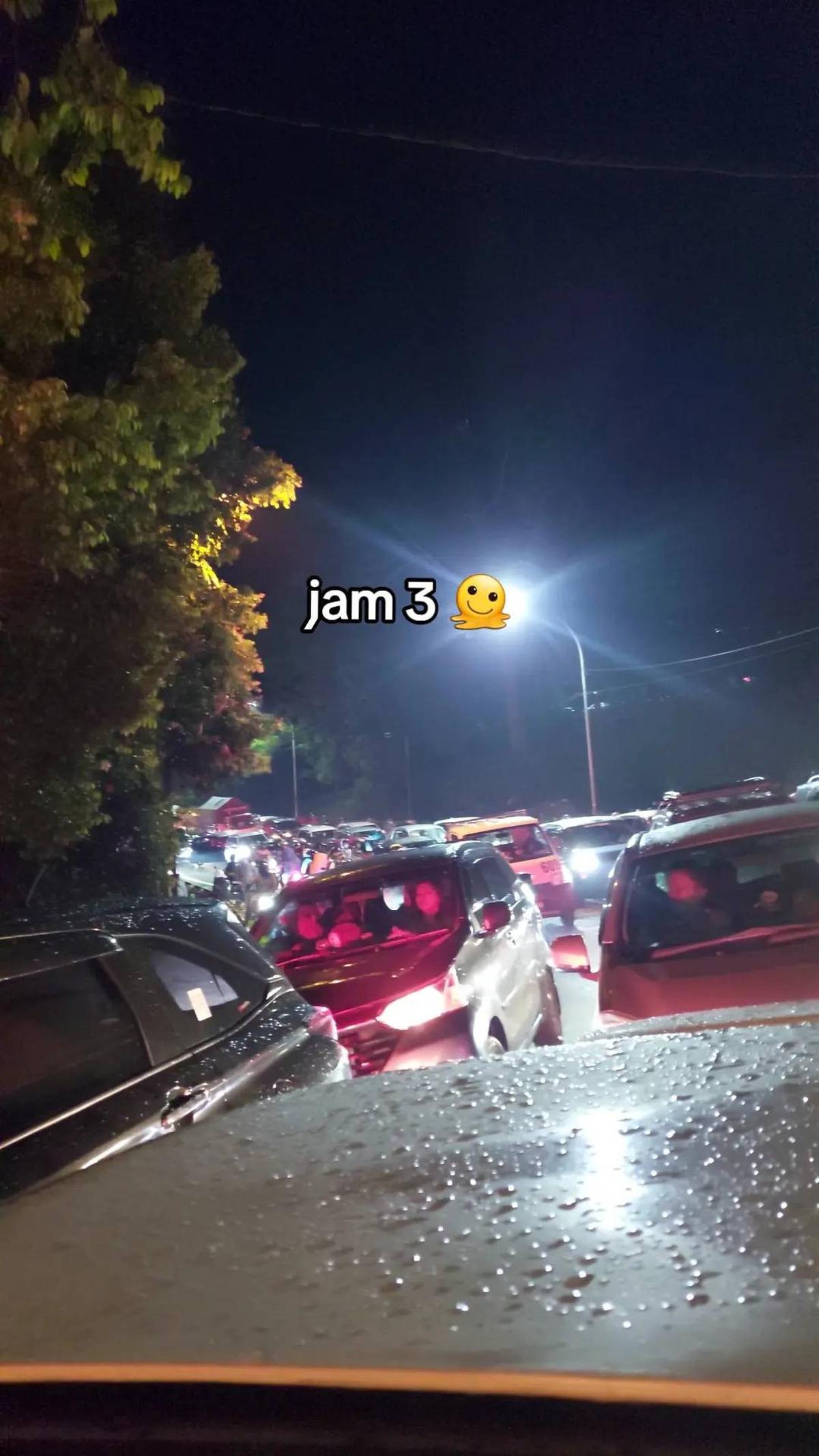 Terjebak Macet Selama 17 Jam, Kisah Wanita yang Lakukan Perjalanan ke Puncak Ini Curi Perhatian