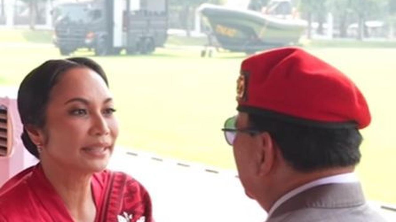 Dia kemudian menyempatkan menyapa Prabowo Subianto.<br>