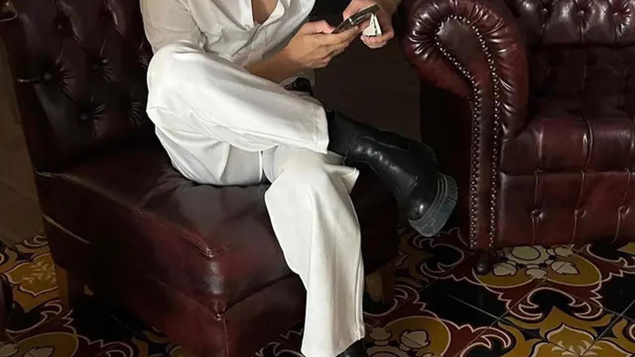 Tampilan lainnya, Aming terlihat gagah dalam outfit serba putih.