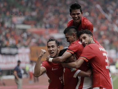 Pemain Persija merayakan gol yang dicetak oleh Rudi Widodo ke gawang Persegres pada laga Liga 1 Indonesia di Stadion Patriot, Bekasi, Sabtu (14/10/2017). Persija menang 5-0 atas Persegres. (Bola.com/Rizaldy Febriyansyah)