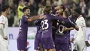Pemain Fiorentina merayakan gol yang dicetak oleh Yacine Adli Kiper pada laga lanjutan Liga Italia 2024/2025 melawan AC Milan di Artemio Franchi Stadium, Florence, Italia, Senin (07/10/2024) dini hari WIB. (AP Photo/LaPresse/Massimo Paolone)