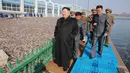 Pemimpin Korea Utara, Kim Jong-un mengunjungi stasiun perikanan di Pyongyang, Kamis (17/11). Kunjungan ini dilakukan karena hasil tangkapan ikan yang melebihi perkiraan. (REUTERS/KCNA)