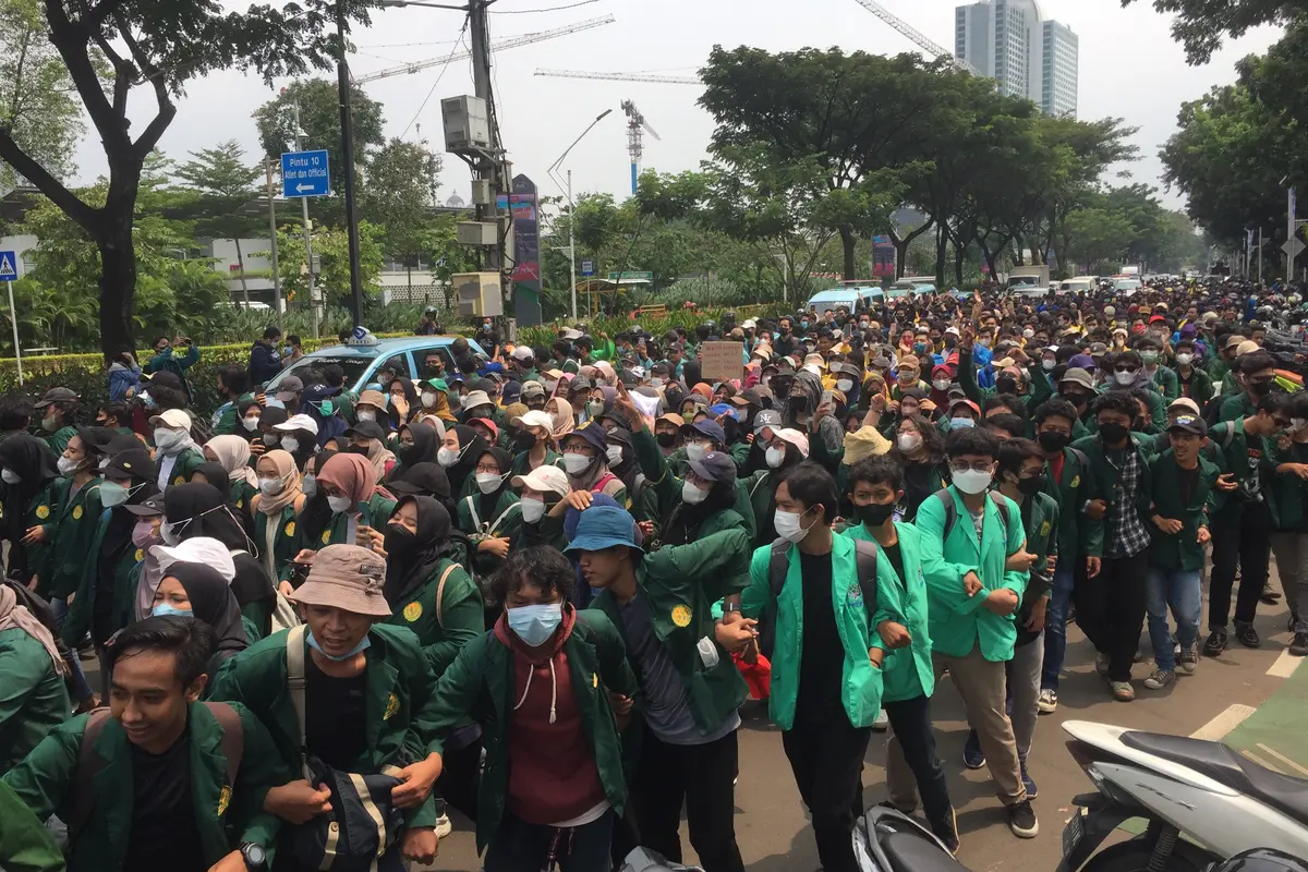Mahasiswa di depan Kantor TVRI mulai bergerak menuju Gedung DPR, Senin (11/4/2022) (Liputan6.com / Muhammad Radityo Priyasmoro)