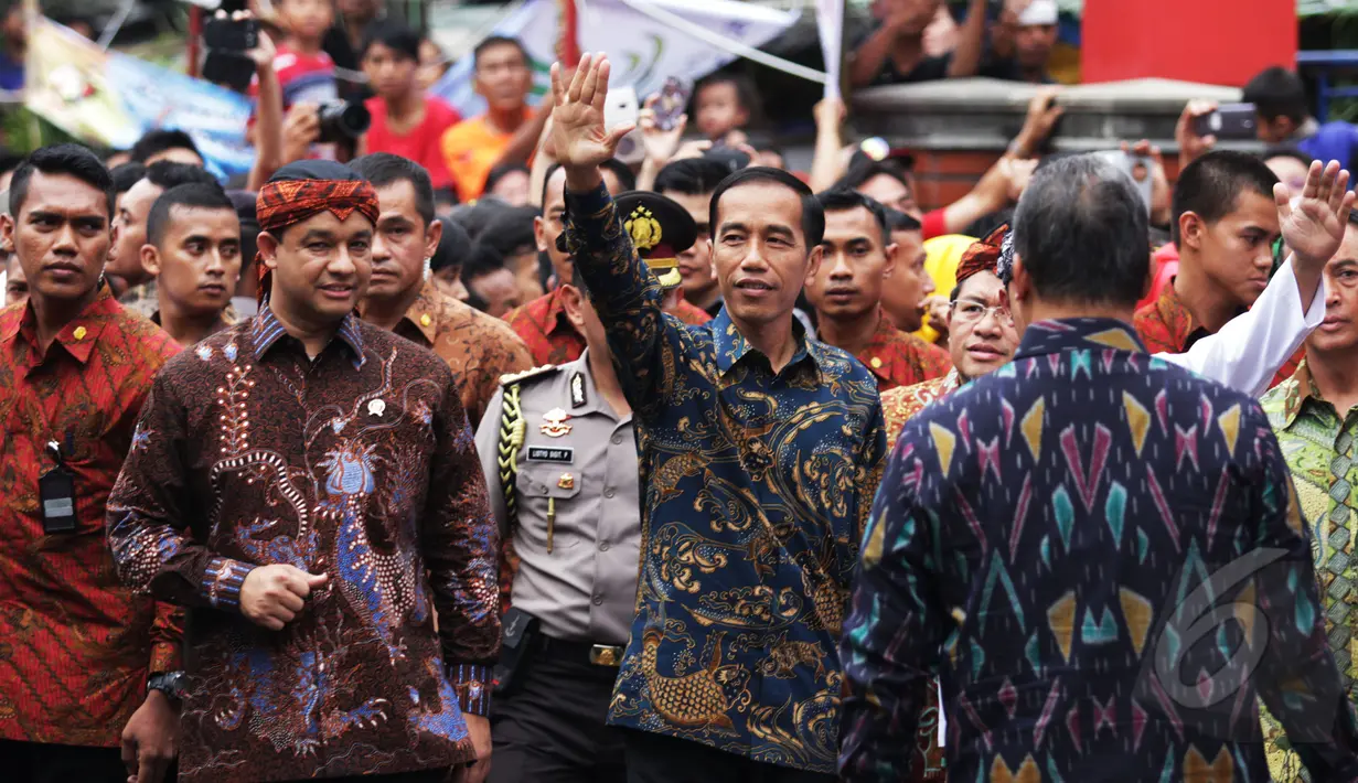 Presiden Jokowi melambaikan tangan kepada warga yang hadir di perayaan  Cap Go Meh di Kota Bogor, Jawa Barat, Kamis (5/3/2015). (Liputan6.com/Faizal Fanani)