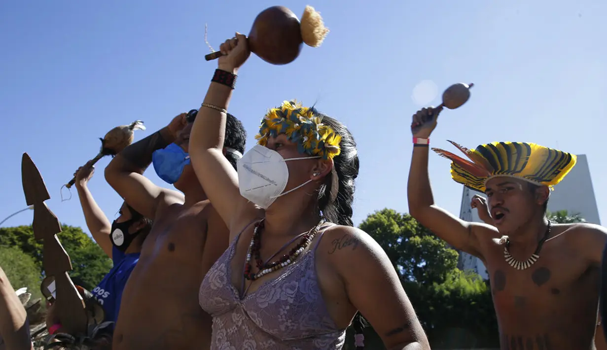 Penduduk asli Brasil demo menentang RUU Reformasi Agraria di luar Kongres di Brasilia, Brasil, Selasa (22/6/2021). Penduduk asli Brasil menilai RUU Reformasi Agraria akan membatasi pengakuan lahan reservasi. (AP Photo/Eraldo Peres)