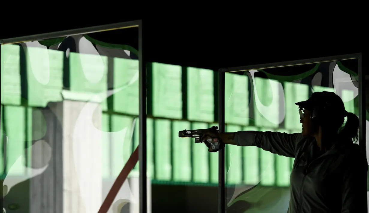 Renata Cervenkova dari Ceko bersiap menembak saat mengikuti kualifikasi kejuaraan tembak wanita pistol 25m di Olimpiade Eropa 2019 di Minsk (25/6/2019). Pesta Olahraga Eropa ke-2 2019 di Minsk, Belarus dimulai dari 21 Juni sampai 30 Juni 2019. (AFP Photo/Kirill Kudryavtsev)