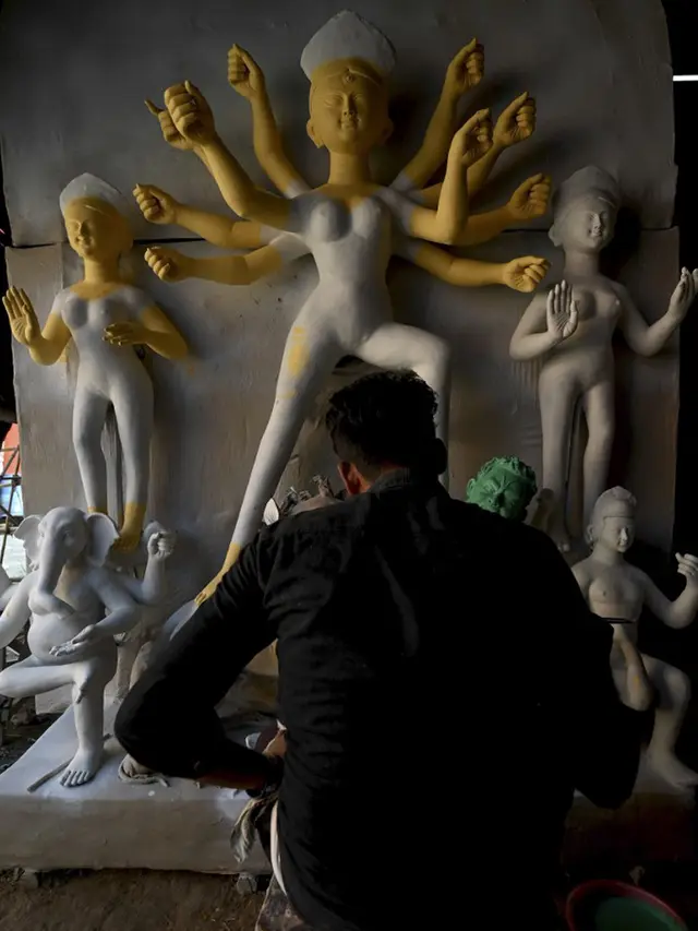FOTO: Melihat Pembuatan Patung Dewi Durga di India