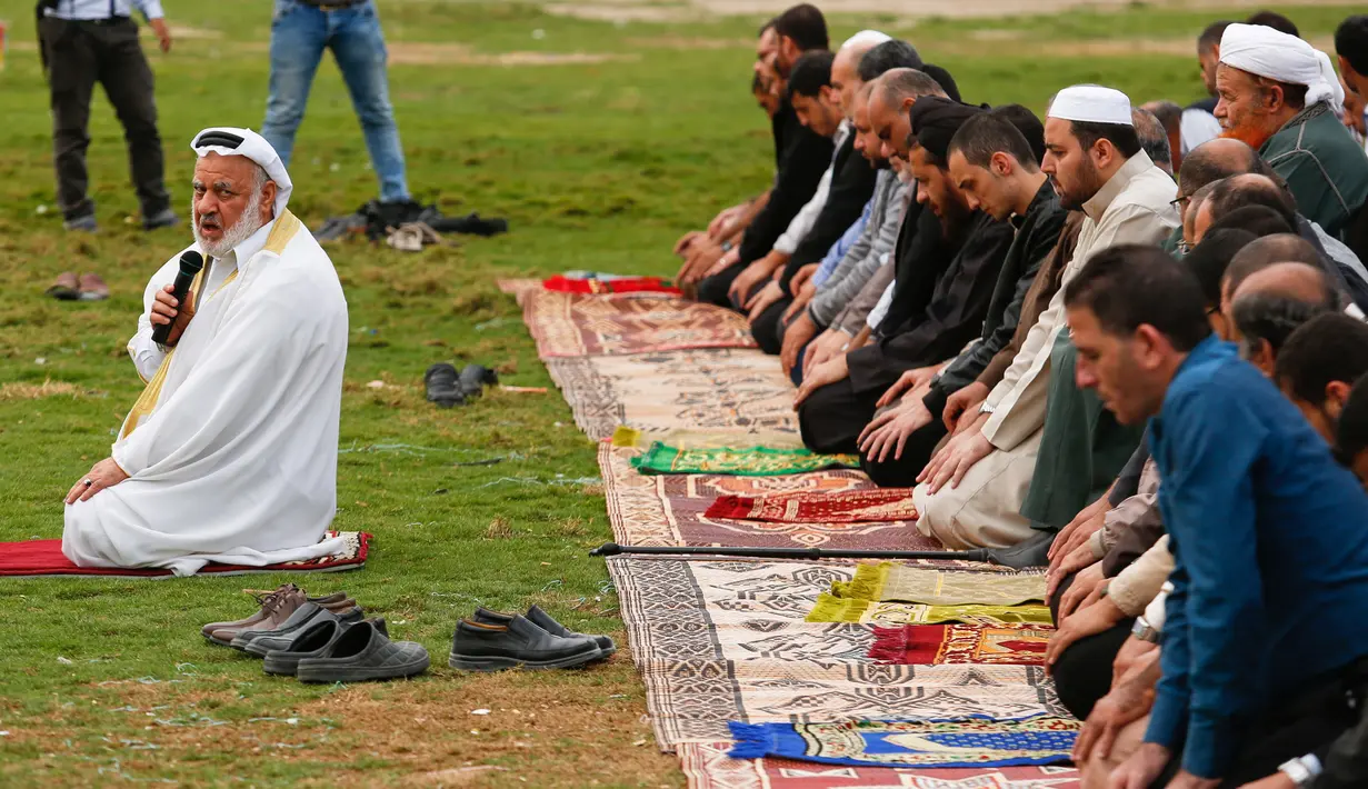 Warga Palestina melakukan usai salat Istisqa di Kota Gaza, Palestina, Rabu (16/11). Salat Istisqa merupakan ibadah umat Muslim untuk meminta diturunkannya hujan. (REUTERS)