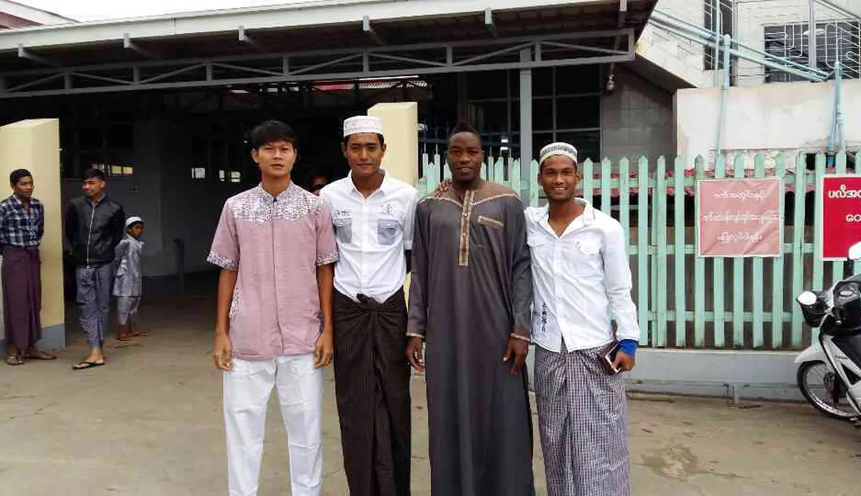 Dedi Gusmawan berfoto bersama rekan setimnya asal Ghana, Abubakar, dan dua orang pemain asli Myanmar seusai menjalankan sholat Ied di sebuah masjid di kota Taunggyi, Myanmar. (dok. pribadi)