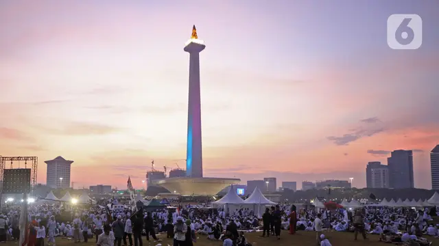 Salat Tahajud dan Doa Bersama Isi Reuni 212 di Monas