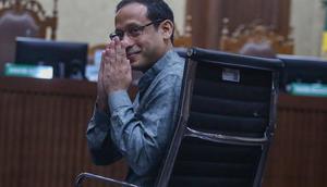 Mantan Menteri Pendidikan, Kebudayaan, Riset, dan Teknologi (Mendikbudristek) Nadiem Anwar Makarim saat menghadiri sidang perdana kasus dugaan tindak pidana korupsi (Tipikor) terkait program digitalisasi pendidikan berupa pengadaan laptop Chromebook dan Chrome Device Management (CDM) di lingkungan Kemendikbudristek tahun 2019–2022 di Pengadilan Tipikor, Jakarta, Senin (5/1/2026). Nadiem Anwar Makarim akhirnya dihadirkan dalam sidang pembacaan dakwaan kasus dugaan tindak pidana korupsi (Tipikor) terkait program digitalisasi pendidikan berupa pengadaan laptop Chromebook dan Chrome Device Management (CDM) di lingkungan Kemendikbudristek tahun 2019–2022. (merdeka.com/Arie Basuki)