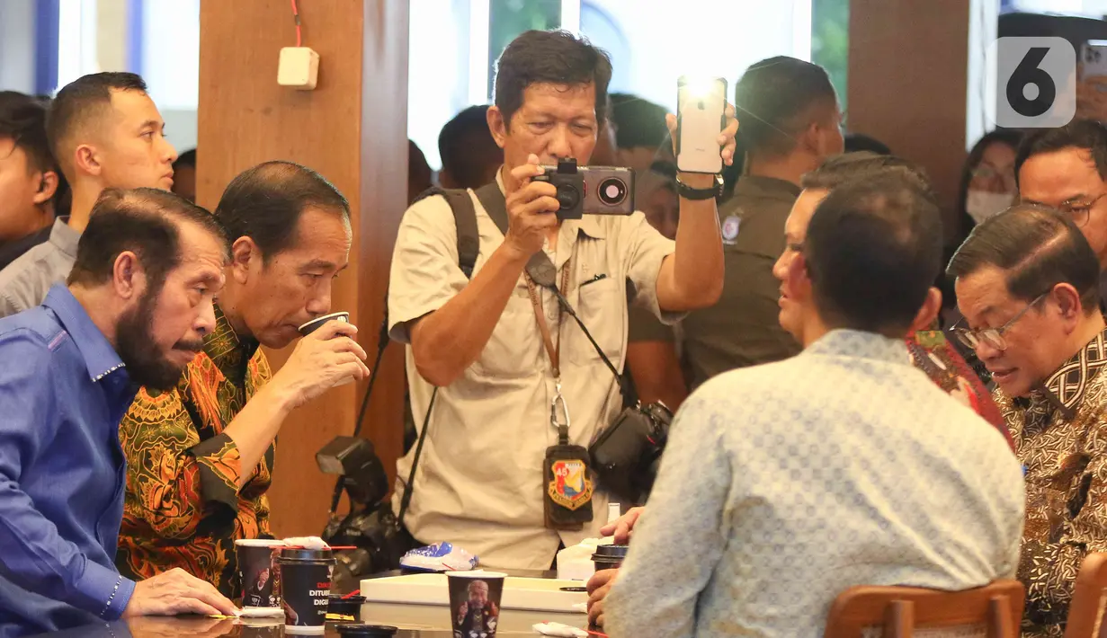 Presiden Jokowi yang mengenakan batik bernuansa hitam dan cokelat itu disambut oleh para
tamu dan duta besar negara sahabat. (Liputan6.com/Herman Zakharia)