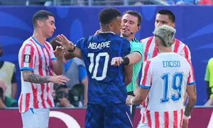 Wasit Ilgiz Tantashev menengahi perselisihan antara pemain Prancis dan Paraguay pada laga babak 16 Besar Piala Dunia 2026 - AP Photo/Martin Meissner