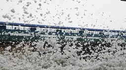 Busa terlihat memenuhi sungai Yamuna yang tercemar polusi di kota New Delhi, India, 23 September 2018. Akibat pertumbuhan populasi dan industrialisasi, Sungai Yamuna menjadi salah satu sungai paling tercemar di dunia. (AFP/Dominique FAGET)