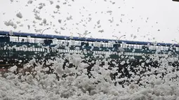 Busa terlihat memenuhi sungai Yamuna yang tercemar polusi di kota New Delhi, India, 23 September 2018. Akibat pertumbuhan populasi dan industrialisasi, Sungai Yamuna menjadi salah satu sungai paling tercemar di dunia. (AFP/Dominique FAGET)