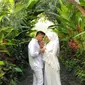 Hengky Kurniawan dan Sonya Fatmala kompak berpakaian serba putih saat ulang tahun pernikahannya yang ke-4 (Dok.Instagram/@hengkykurniawan/https://www.instagram.com/p/BwlJLjrlJjK/Komarudin)