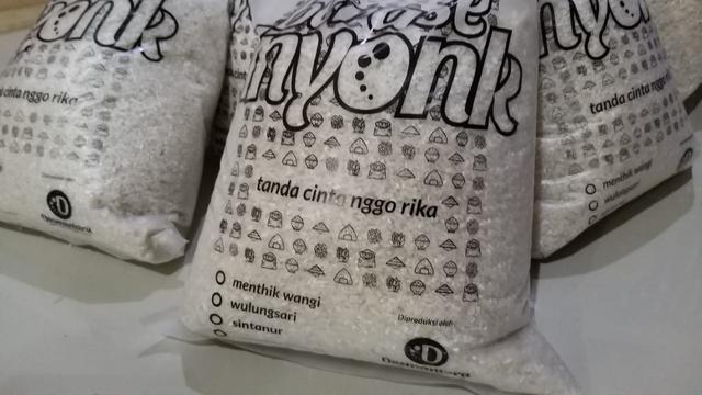 Beras Inyonk, brand produk kolaborasi petani dan Koperasi Desmantara . (Foto: Liputan6.com/Muhamad Ridlo)