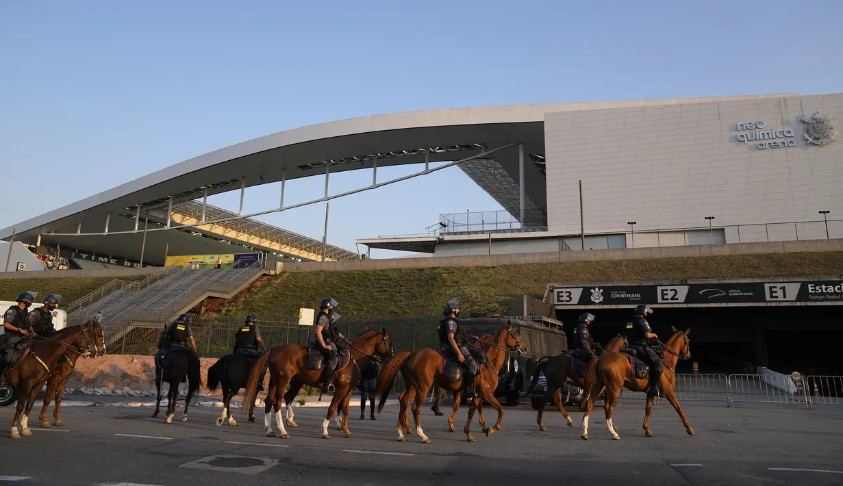 Polisi berkuda berpatroli di luar stadion Neo Quimica Arena setelah pertandingan kualifikasi Piala Dunia 2022 antara Argentina dan Brasil dihentikan di Sao Paulo, Brasil, Minggu (5/9/2021). (AP Photo/Andre Penner)
