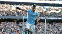 Pemain Manchester City, Sergio Aguero merayakan golnya ke gawang Aston Villa pada lanjutan Liga Inggris pekan ke-29.  (AFP/Paul Ellis)