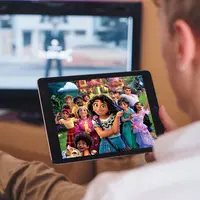 Illustrasi orang nonton kartun Disney. (Foto: Unsplash/CardMapr.nl)