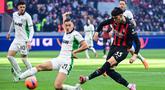 Bek Sassuolo, Jay Idzes, berusaha menghentikan tendangan pemain AC Milan, Davide Bartesaghi, pada pekan ke-15 Serie A di San Siro, Minggu (14/12/2025) malam WIB. (AFP/Piero Cruciatti)