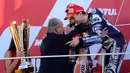 Jorge Lorenzo mendapat ucapan selamat dari Raja Spanyol Juan Carlos di atas podium MotoGP Valencia di Sirkuit Ricardo Tormo, Valencia, Spanyol, Minggu (8/11/2015). (AFP Photo/Jose Jordan)