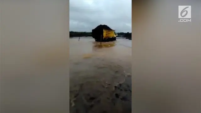 Dum truck terguling dan terbalik masuk kubangan di lokasi penambangan terguling setelah selesai memuat pasir dari Sungai Progo.