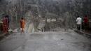 Warga melihat jembatan yang rusak akibat abu vulkanik pascaerupsi Gunung Semeru di Lumajang, Jawa Timur, 5 Desember 2021. Sebanyak 14 orang meninggal dunia dan 69 mengalami luka-luka akibat erupsi Gunung Semeru. (AP Photo/Hendra Permana)