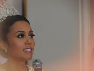 Miss Indonesia 2015, Maria Harfanti menggelar konferensi pers usai kepulangannya pada ajang Miss World 2015, Jakarta, Senin (21/12). Di ajang itu, Harfanti berhasil menyandang gelar juara ketiga. (Liputan6.com/Herman Zakharia)